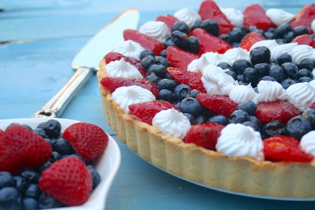 Vegetarian Recipe Ideas for your 4th of July BBQ: Red white and Blue fruit tart - #BBQ, #4th of July, #recipes, #vegetarian #picnic #Vegan #dessert #kosher