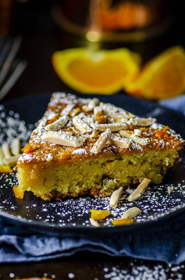 boční pohled na plátek medového pomerančového mandlového dortu na černém talíři. Jeden z našich vegetariánských receptů na Pesach.