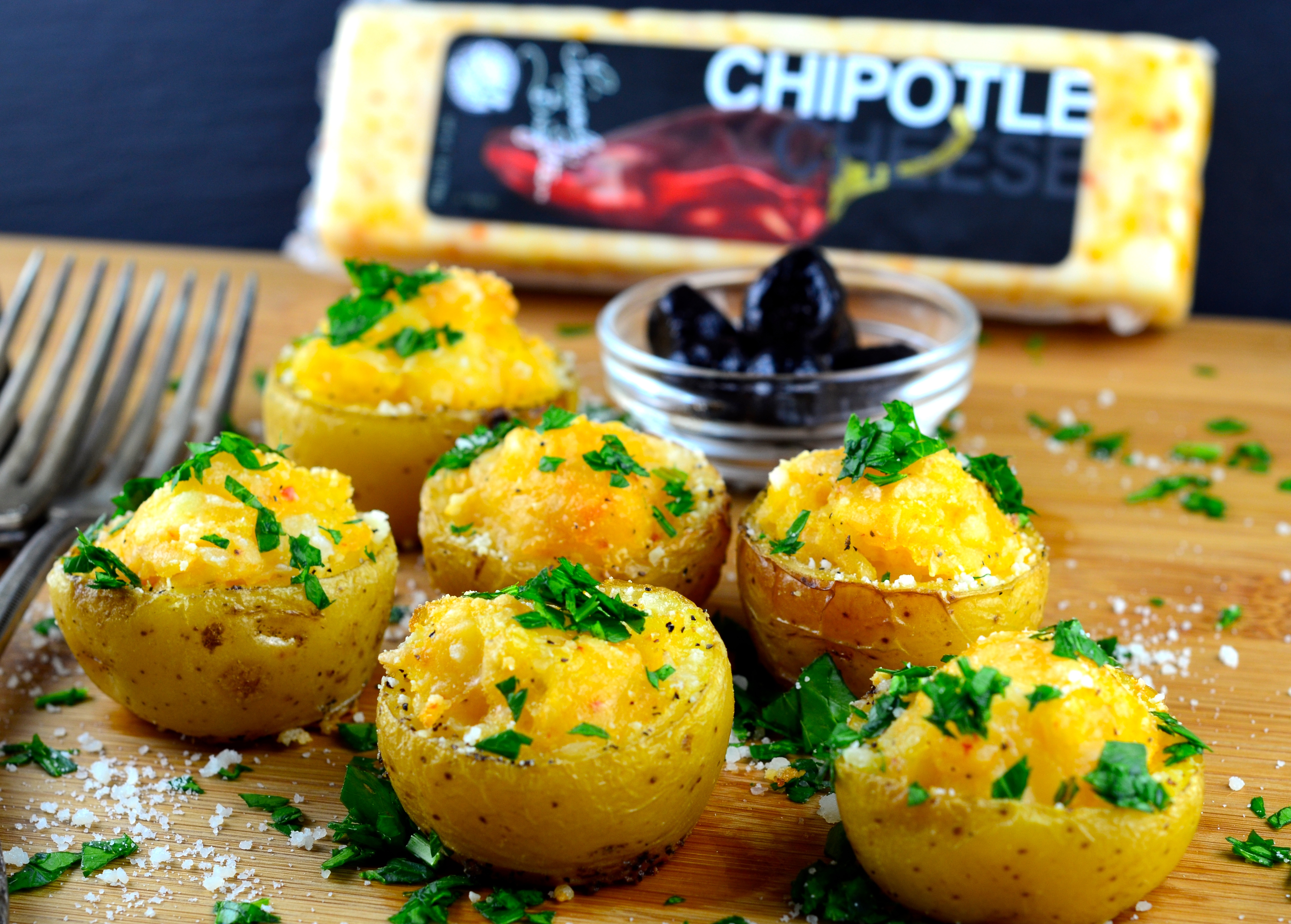 Bite size cheese stuffed potatoes - #cheese #potato #chipotle #appetizer #superbowl #vegetarian #glutenFree #Super Bowl