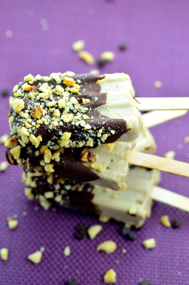 Chocolate Banana Paletas - Five ingredients is all you need to make this delicious paletas. The hardest part is to wait for the paletas to freeze!