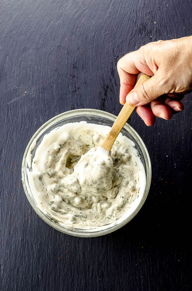  Mélanger la sauce mayo pour le rouleau de homard 