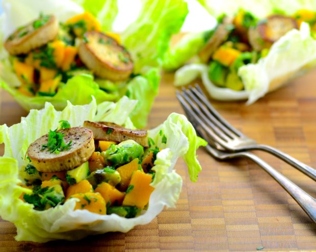 Mango, avocado & vegan scallops lettuce cups - Perfect starter to a healthy meal - #kosher #vegetarian #vegan #mushrooms, #mango #avocado #healthy #lowcal #GlutenFree #appetizer