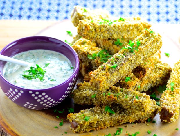 baked zaatar eggplant fries with tahini sauce - Crunchy buttery eggplant flavored with za'atar with a creamy tahini sauce. - #vegan #vegetarian #tahini #zaatar #eggplant #appetizer #guiltFree