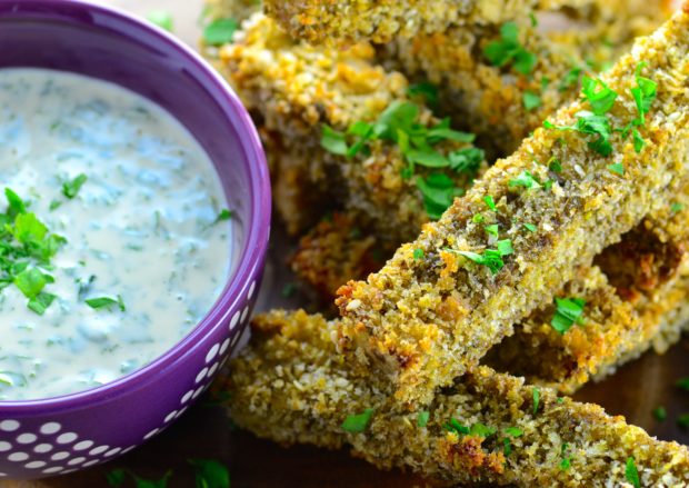 baked zaatar eggplant fries with tahini sauce - Crunchy buttery eggplant flavored with za'atar with a creamy tahini sauce. - #vegan #vegetarian #tahini #zaatar #eggplant #appetizer #guiltFree