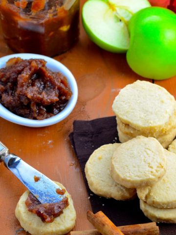 Celebrate fall and Rosh hashanah with these delicious dairy free vegan short bread cookies with apple butter #recipe #apples #rosh Hashanah #fall #cookies #vegan #dairyfree #dessert