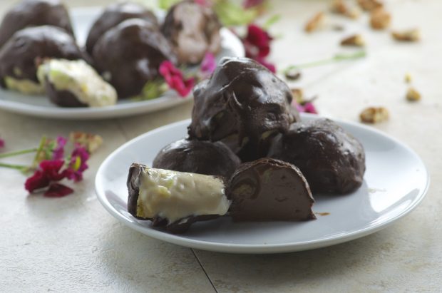These Cashew Ice Cream Bonbons are the perfect little treats for a hot summer day! Rich, creamy and covered in a crunchy chocolate shell.