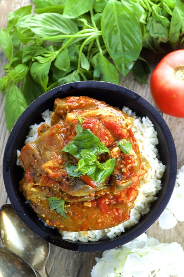 Braised eggplant in Fresh Tomato Sauce - Take advantage of summer vegetable with this simple and tasty 5 ingredient dish
