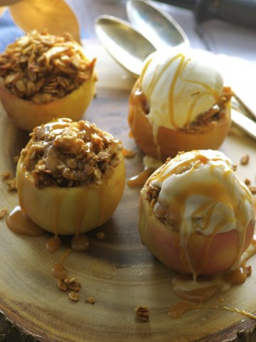 Recipes that double as breakfast and dessert are the best recipes. And here's why, you should try these Baked apples with Oat Crisp.