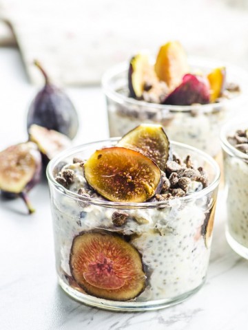 No time for breakfast? No problem!  Prepare these Easy Overnight Oats at night (it won't take you more than 5 minutes!) and wake up to a nutritious breakfast that you can eat at home or take it to go. So you don't have to skip the most important meal of the day!