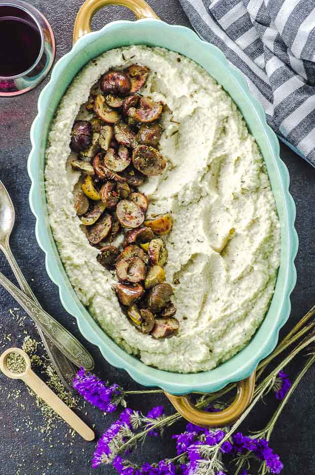  Vista de pájaro de una fuente para hornear con puré de coliflor y castañas a base de hierbas. Una de nuestras recetas vegetarianas de Pascua.