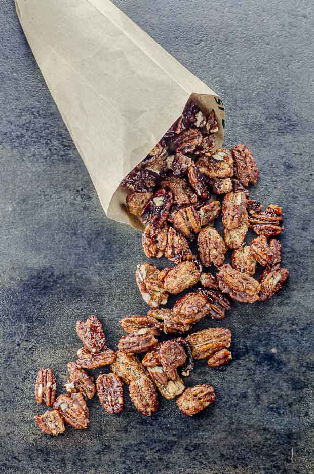  kandiseret pecan kommer ud af en papirkegle. En af vores vegetariske påskeopskrifter.